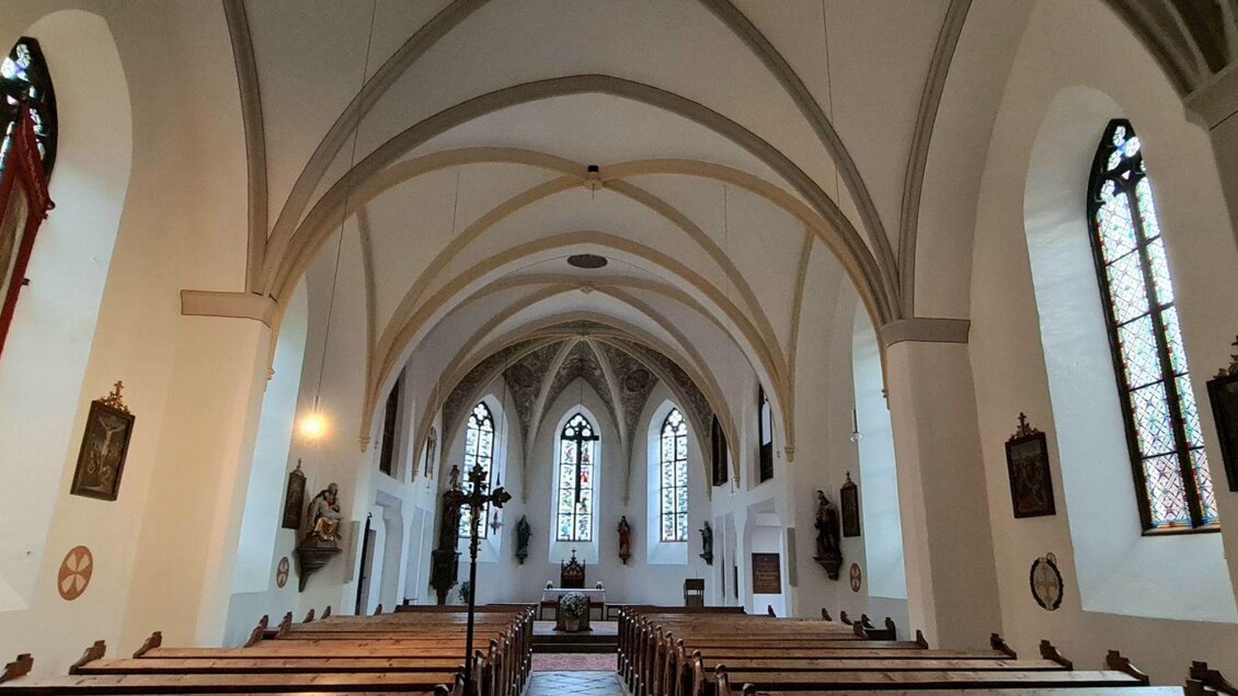 <p>Eine helle Altausseer Pfarrkirche mit hohen, gewölbten Decken und bunten Fenstern. Die Bänke sind ordentlich aufgereiht und bieten Platz für die Pfarrgemeinde.</p> | © Stephanie Bor