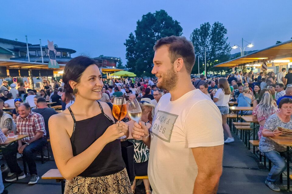 Ein lauer Abend, ein Glas in der Hand und das Gefühl, genau am richtigen Ort zu sein. Zwischen lebendiger Stimmung und genussvollen Momenten entfaltet sich die besondere Leichtigkeit des Sommers. Wenn Begegnungen beim Rosentaler Kulinarium entstehen und das Leben gefeiert wird – so schmeckt das Thermen- & Vulkanland. | © B. Harb