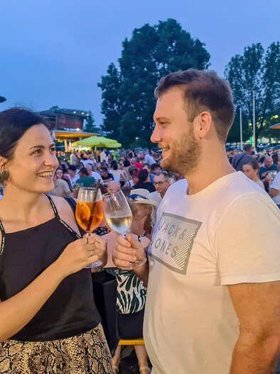 A mild evening, a glass in hand, and the feeling of being exactly in the right place. Between a vibrant atmosphere and enjoyable moments, the special lightness of summer unfolds. When encounters occur at the Rosentaler Kulinarium and life is celebrated – this is the taste of the thermal and volcanic region. | © B. Harb