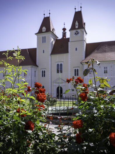 Aussenansicht Stift Vorau mit Rosen. | © Kurt Elmleitner