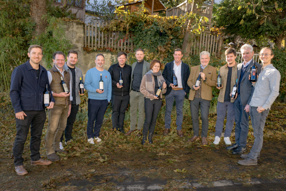 **Gemeinsam für den Genuss regionaler Raritäten:** Winzerinnen und Winzer präsentieren stolz ihre besonderen Weine und laden zu einer genussvollen Verkostung außergewöhnlicher Tropfen im  Langen Keller im Weingut Winkler-Hermaden in Kapfenstein ein. | © Winkler Hermaden