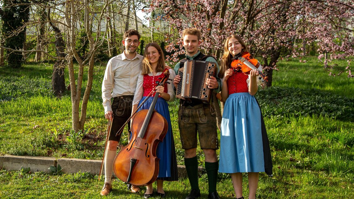 Familienmusik Stix in Tracht mit Cello, Knöpferlharmonika und Geige beim SUMT in Laßnitzhöhe. | © Familienmusik Stix