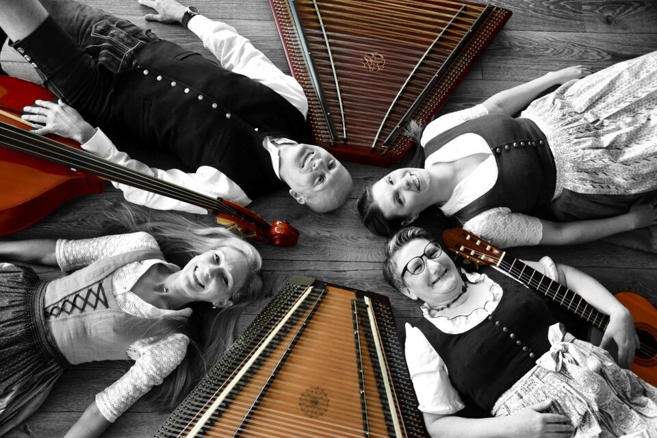 Eine Gruppe von Musikern liegt auf dem Boden und umgeben von traditionellen Musikinstrumenten. Die Szene ist teilweise schwarz-weiß, was die Instrumente hervorhebt. | © Salterina
