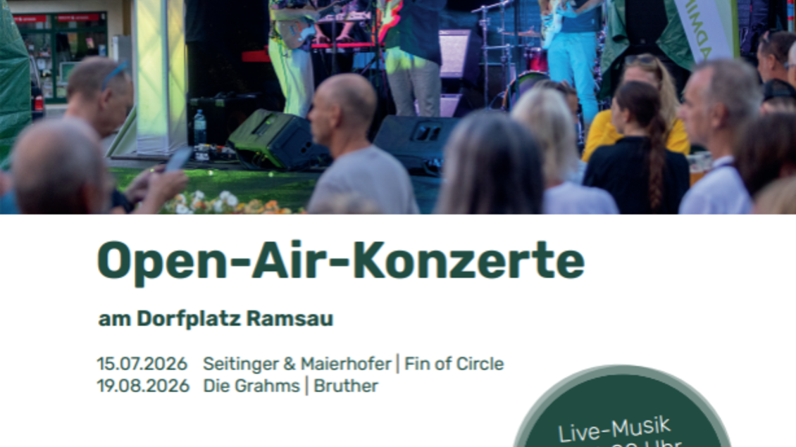 Ein Open-Air-Konzert mit einer Band auf der Bühne. Die Veranstaltung findet am Dorfplatz Ramsau statt und ist frei zugänglich. | © TVB SD