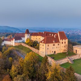 Hoch über Leibnitz, auf dem Plateau des Seggauberg, zeigt sich Schloss Seggau in seiner vollen Pracht. | © Janez Kotar