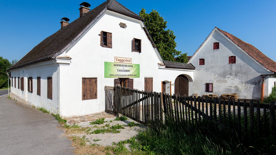 Historischer Taggerhof in Kainbach bei Graz mit Werbeplakat für eine bevorstehende Veranstaltung.  | © Gemeinde Kainbach bei Graz