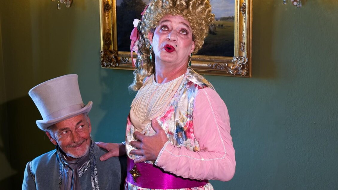 Zwei Darsteller in barocker Kleidung auf der Bühne bei den Schlossfestspielen Piber. | © Theater Absolut-Gerhard Winkler