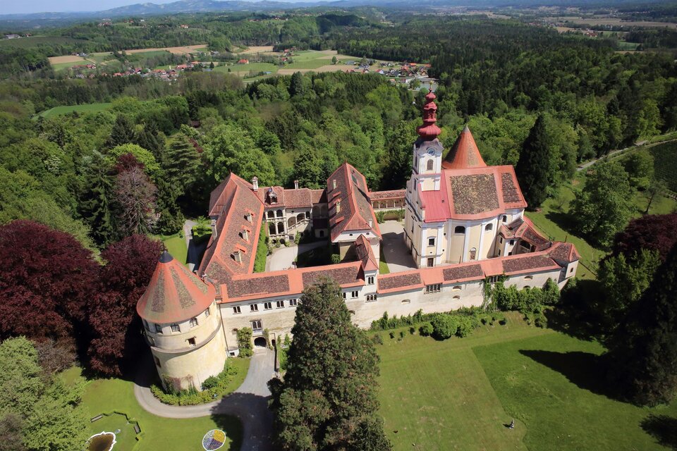 Eine beeindruckende Burg inmitten von grünen Wäldern. Der weitläufige Garten umgibt das historische Gebäude mit seinen markanten Türmen. | © Liechtenstein