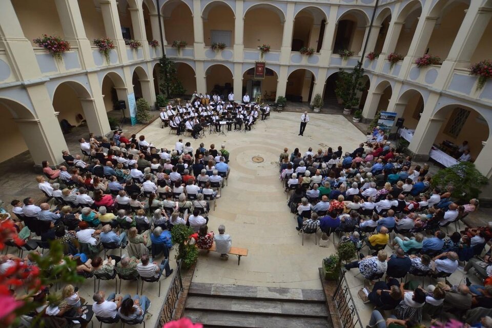 Blasmusikkapelle des MV Piber spielt vor Publikum im Arkadenhof von Schloss Piber in der Lipizzanerheimat. | © MV Piber