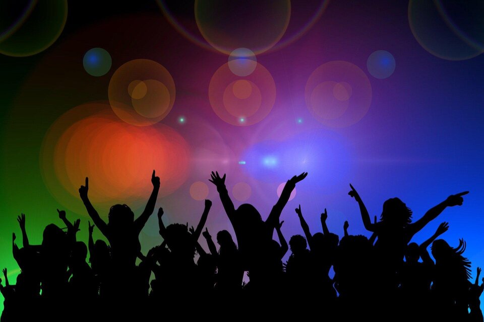 Ein Orchester spielt live auf einer Bühne. Die Musiker sind in weißen Kleidern gekleidet und konzentrieren sich auf ihre Instrumente. | © pixabay