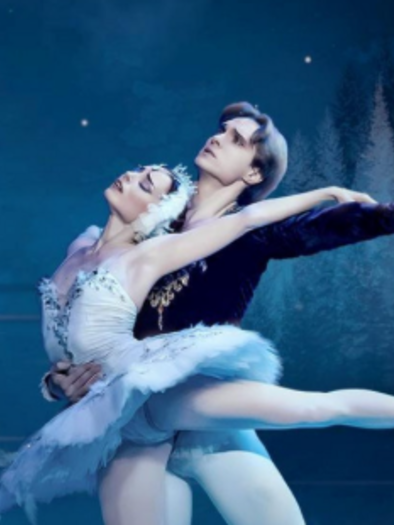 Ein Paar Balletttänzer in eleganten weißen Kostümen tanzt unter einem großen Mond. Im Hintergrund sind sanfte Bäume und fliegende Vögel zu sehen. | © KK