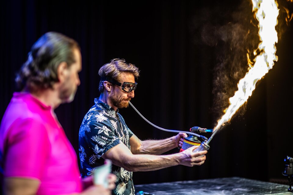 Experiment der Science Busters Kids mit einer hohen Flamme auf der Bühne der Helmut-List-Halle in Graz. | © Julian Poschl