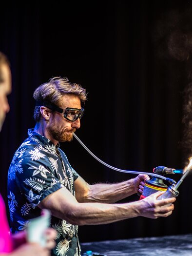 Experiment of the Science Busters Kids with a high flame on the stage of the Helmut-List-Halle in Graz. | © Julian Poschl
