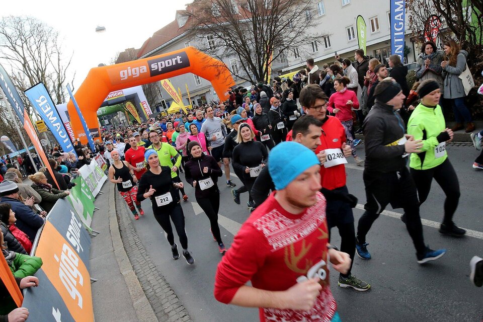 <p>Viele Läufer beim Start für den Silvesterlauf am Mariahilferplatz!</p> | © GEPA pictures - Hans Oberländer