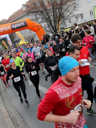 Many runners at the start for the New Year's Eve run! | © GEPA pictures - Hans Oberländer