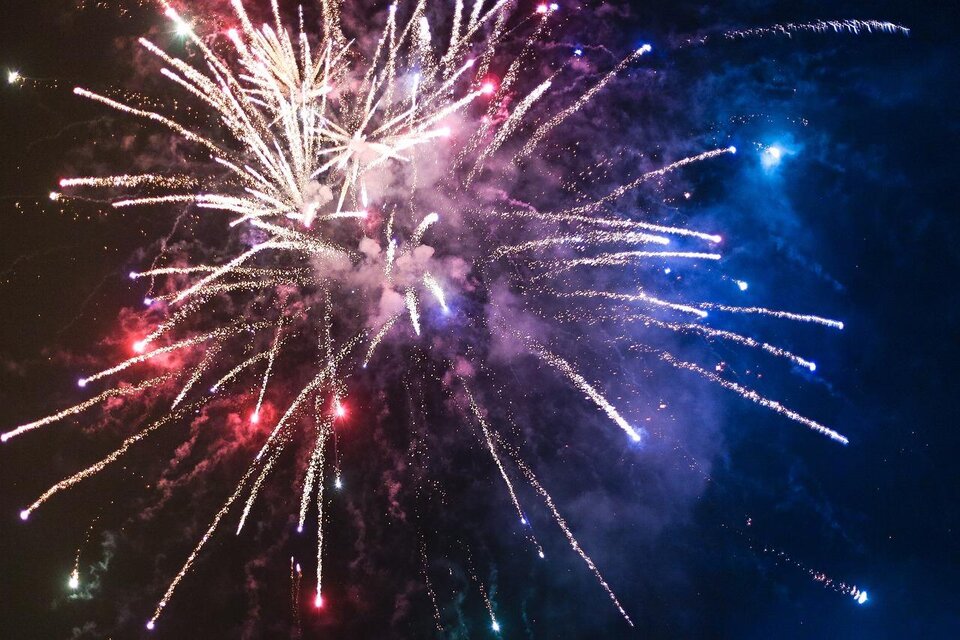 Ein spektakuläres Feuerwerk mit bunten Lichtern erleuchtet den Nachthimmel. Die leuchtenden Farben und Muster schaffen eine festliche Atmosphäre. | © Pixabay