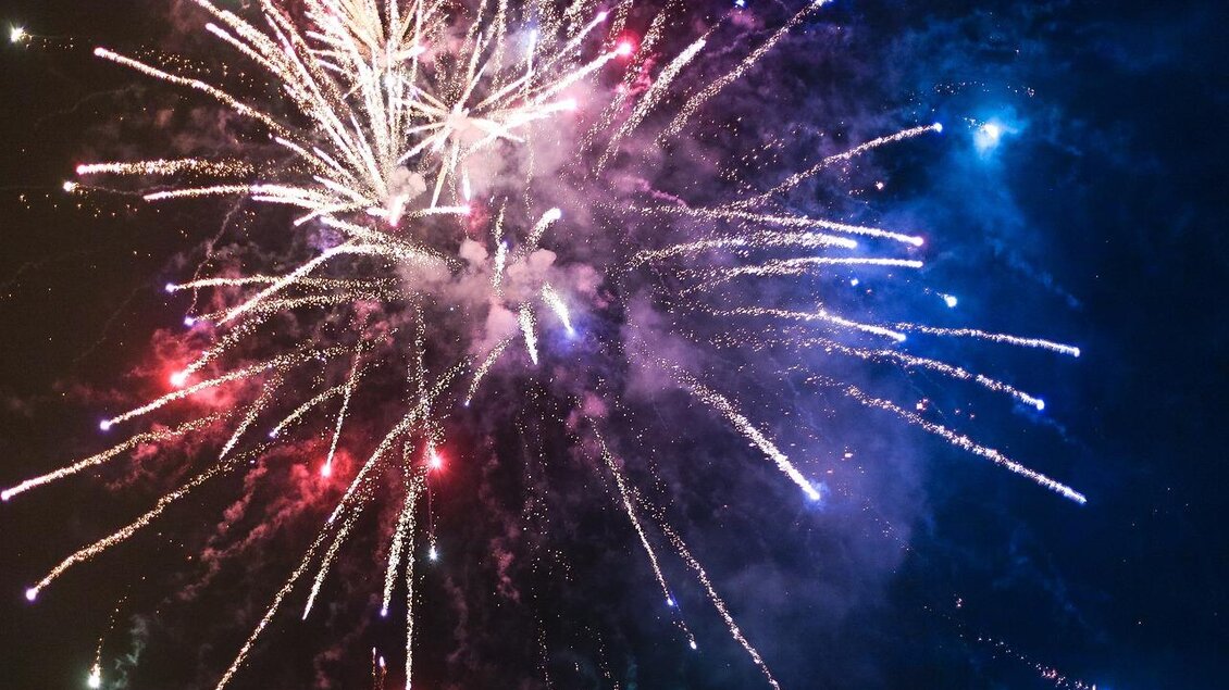 Ein spektakuläres Feuerwerk mit bunten Lichtern erleuchtet den Nachthimmel. Die leuchtenden Farben und Muster schaffen eine festliche Atmosphäre. | © Pixabay