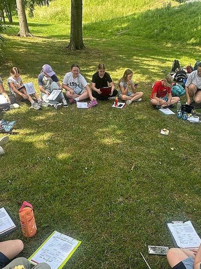 Schüler erkunden den Skulpturenpark | © Kunst- und Naturvermittlung UMJ | © Kunst- und Naturvermittlung UMJ