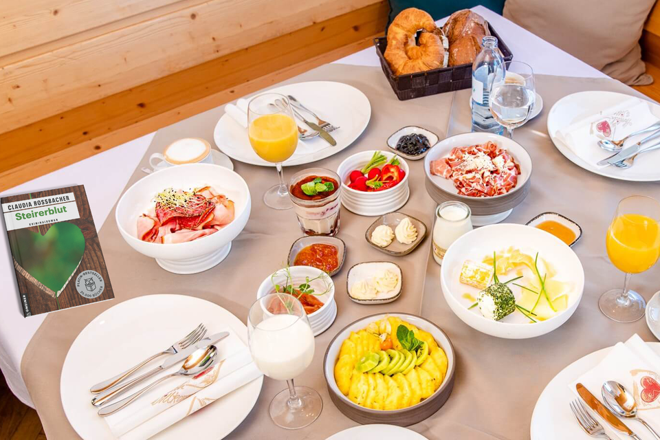 Reich gedeckter Frühstückstisch mit regionalen Spezialitäten beim Brunch Genuss¹³ im Genusstreffpunkt Höfer. | © Genusstreffpunkt Höfer