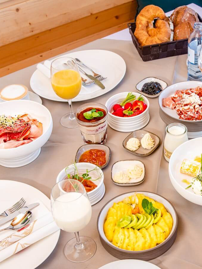 Richly set breakfast table with regional specialties at the brunch enjoyment¹³ in the culinary meeting point Höfer. | © Genusstreffpunkt Höfer