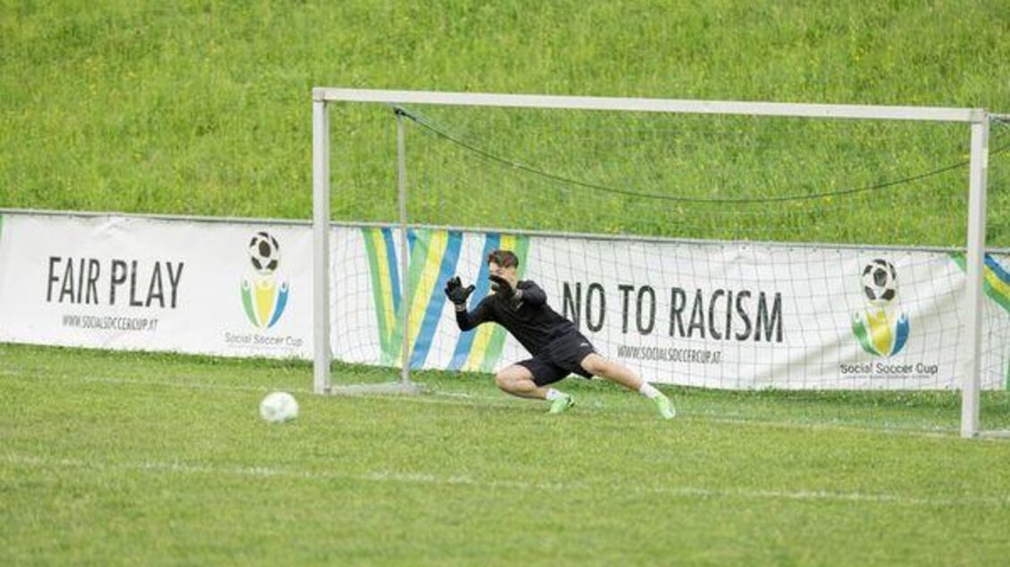 Tormann im Tor versucht einen Ball zu fangen | © @Martin Benedikt