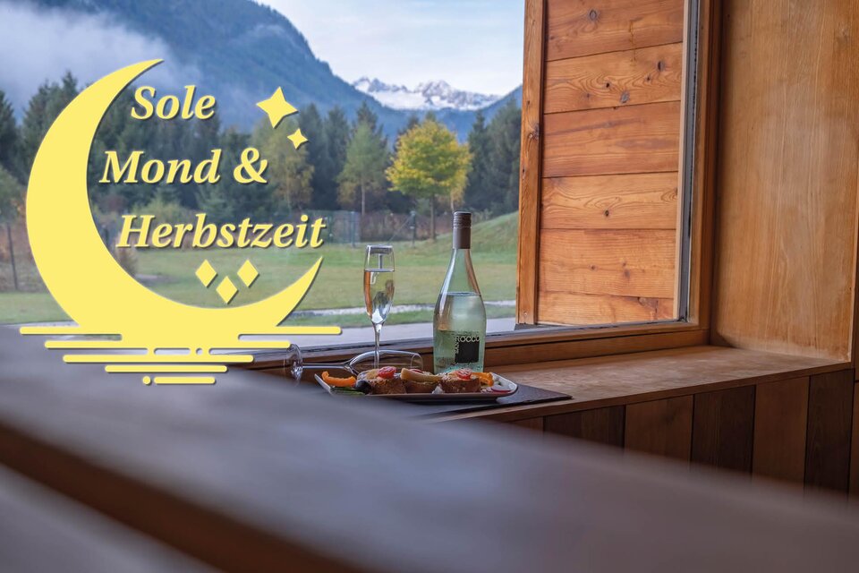 Die Aufschrift "Sole, Mond & Herbstzeit" auf einem Bild der Saunawelt des Narzissen Vital Resorts mit Blick auf die Landschaft des Ausseerlandes. | © Thomas Lahnsteiner