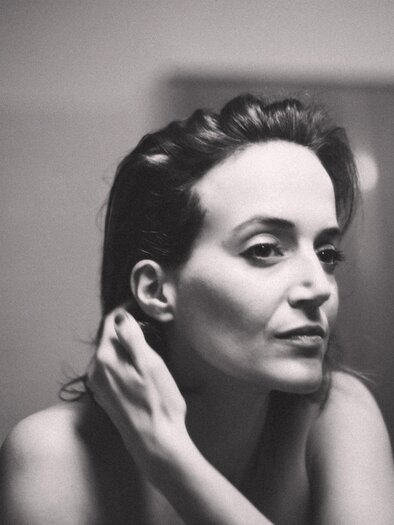 Black-and-white portrait of the musician Susana Sawoff with slicked-back hair. | © Hanna Fasching