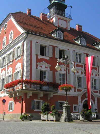 Ein historisches Gebäude in kräftigen Farben mit Blumenbalkonen und einem Turm. Die Fassade strahlt Charme und Tradition aus. | © TVB Südsteiermark