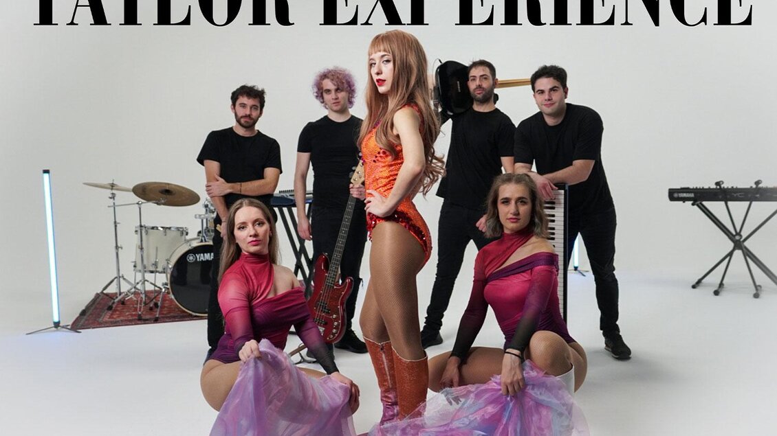 Eine musikalische Gruppe steht auf einer Bühne. Die Sängerin trägt ein auffälliges Outfit und wird von Tänzerinnen umgeben. | © Sommerbühne Liezen