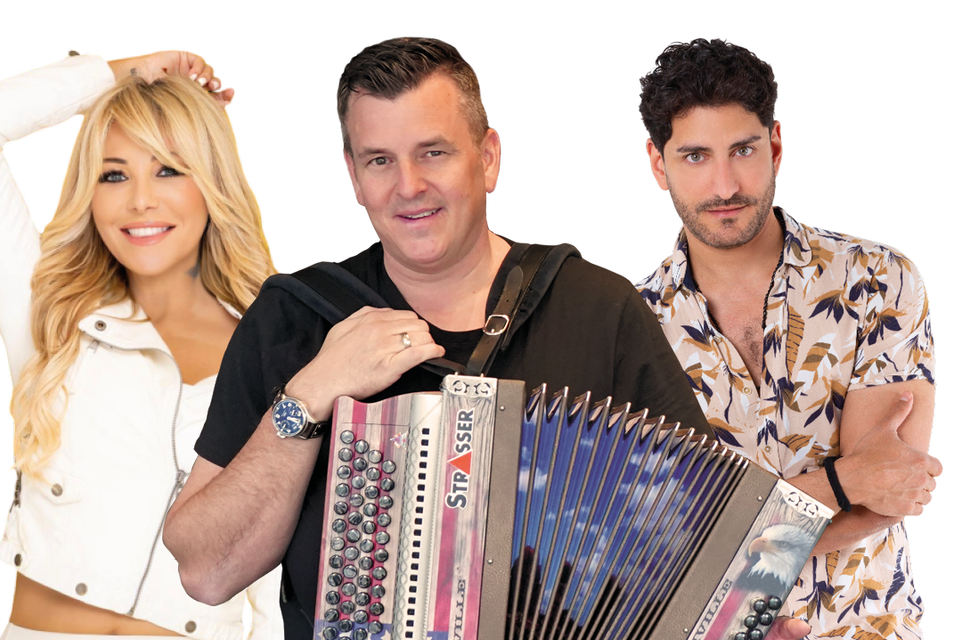 Eine Gruppe von Kindern spielt gemeinsam Trompete und Posaune. Sie tragen rote Pullover und konzentrieren sich auf ihre Musik.
