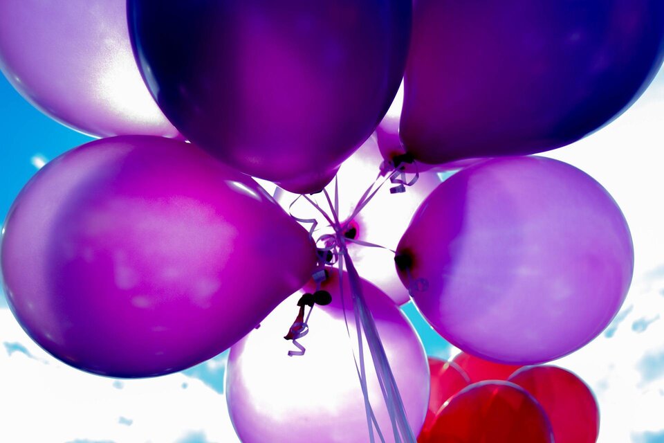 Bunte Luftballons in lila und rot vor einem blauen Himmel. Sie sind fröhlich und verleihen eine festliche Stimmung. | © Pixabay