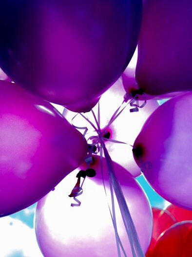 Bunte Luftballons in lila und rot vor einem blauen Himmel. Sie sind fröhlich und verleihen eine festliche Stimmung. | © Pixabay