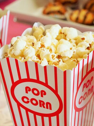 Frische Popcorn in gestreiften Tüten stehen bereit. Sie sind ein beliebter Snack für Filmabende. | © pixabay