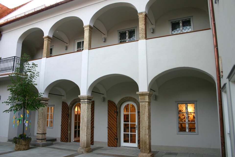 **Sommerkino im Gerberhaus** verbindet Filmgenuss mit besonderem Ambiente. Im historischen Innenhof des Gerberhauses in Fehring erleben Besucherinnen und Besucher unvergessliche Kinoabende unter freiem Himmel. Freuen Sie sich auf ausgewählte Filme, stimmungsvolle Atmosphäre und laue Sommernächte – ein kulturelles Highlight für Filmfans und Genießer im Thermen- & Vulkanland. | © Lea GmbH