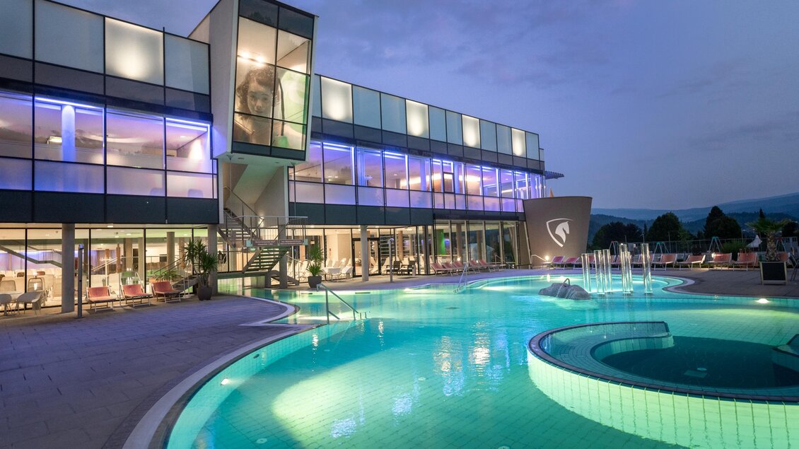 Abendstimmung in der Therme NOVA im Freibecken | © Die Abbilderei