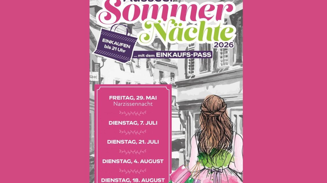 Der pink und grau gestaltete Flyer zeigt die Termine in 2026 für die Ausseer Sommernächte. Es ist eine Karikatur einer Dame mit Ausseer irndl zu sehen.  | © Stadtmarketing Bad Aussee
