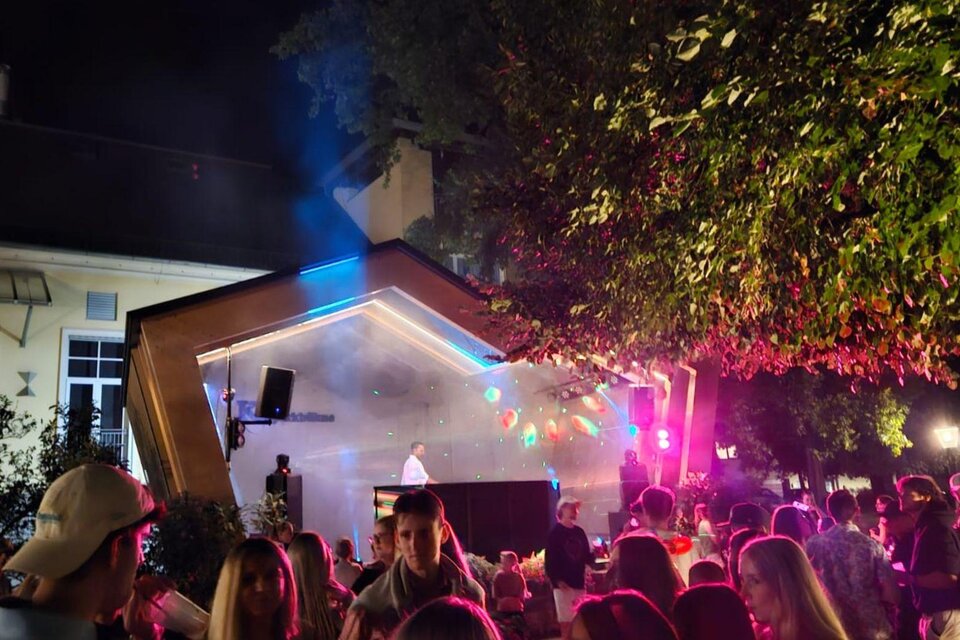 Das Sommernacht Clubbing im Kurpark Bad Aussee. DJ BernArdo steht im Parvillon und sorgt mit roten  Lichteffekten und Nebel für Open-Air-Feeling. Zahlreiche Besucher genießen die Musik und feiern gemeinsam unter freiem Himmel. | © Stadtmarketing Bad Aussee, stadtmarketing-badaussee.at
