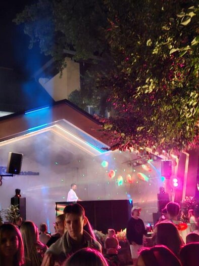 <p>Das Sommernacht Clubbing im Kurpark Bad Aussee. DJ BernArdo steht in der Kleinkunstbühne und sorgt mit roten  Lichteffekten und Nebel für Open-Air-Feeling. Zahlreiche Besucher genießen die Musik und feiern gemeinsam unter freiem Himmel.</p> | © Stadtmarketing Bad Aussee, stadtmarketing-badaussee.at