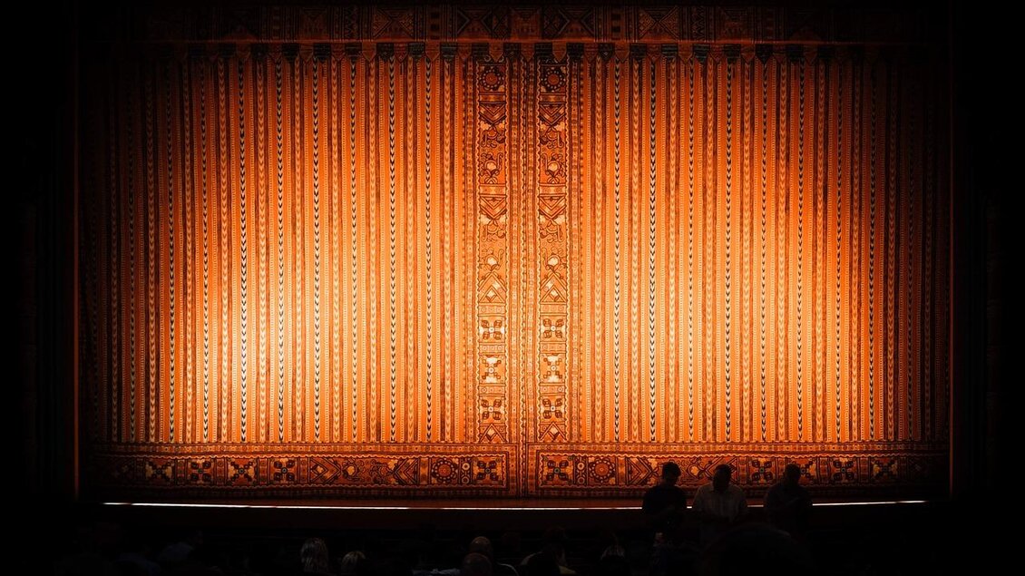 Foto einer Theaterbühne | © Pixabay