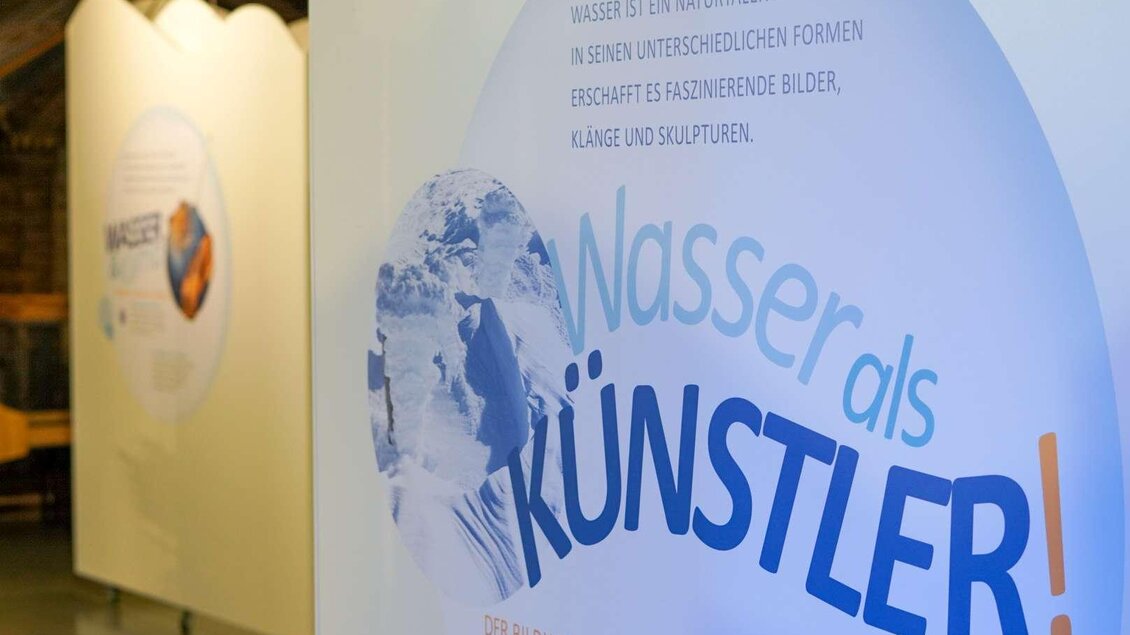 Eine Ausstellung über Wasser als Künstlerin. Die Wände zeigen kreative Grafiken und Texte über die faszinierenden Eigenschaften von Wasser. | © WinterSportMuseum