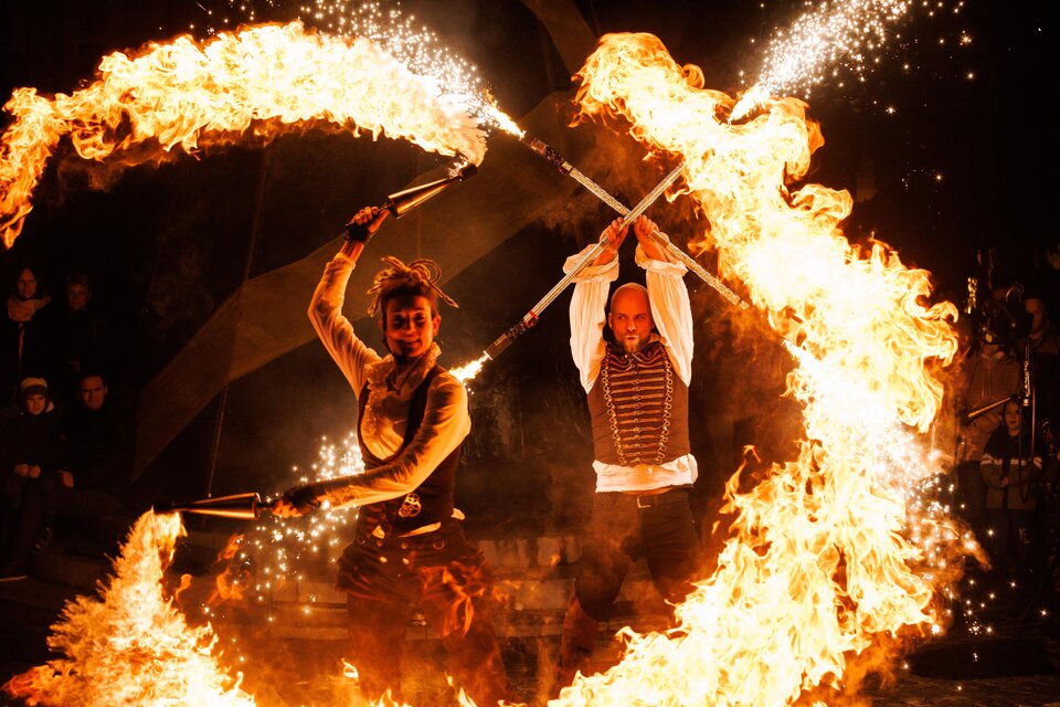 Feuershow mit zwei Artisten.  | © Luka Dakskobler