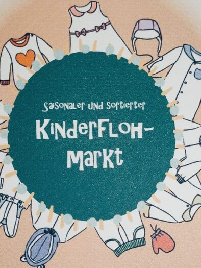 Ein kreatives Design für einen Kinderflohmarkt mit bunten Kleidungsstücken und Accessoires. Der Text hebt den saisonalen und sortierten Charakter des Marktes hervor. | © Lisa Windhaber-Zink