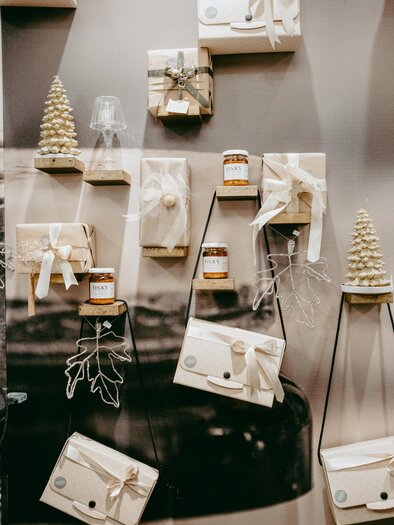 Weihnachtlich dekorierte Geschenkideen und feine Spezialitäten von Fink’s – stilvoll verpackt und festlich in Szene gesetzt.

 | © Haberl-Fink