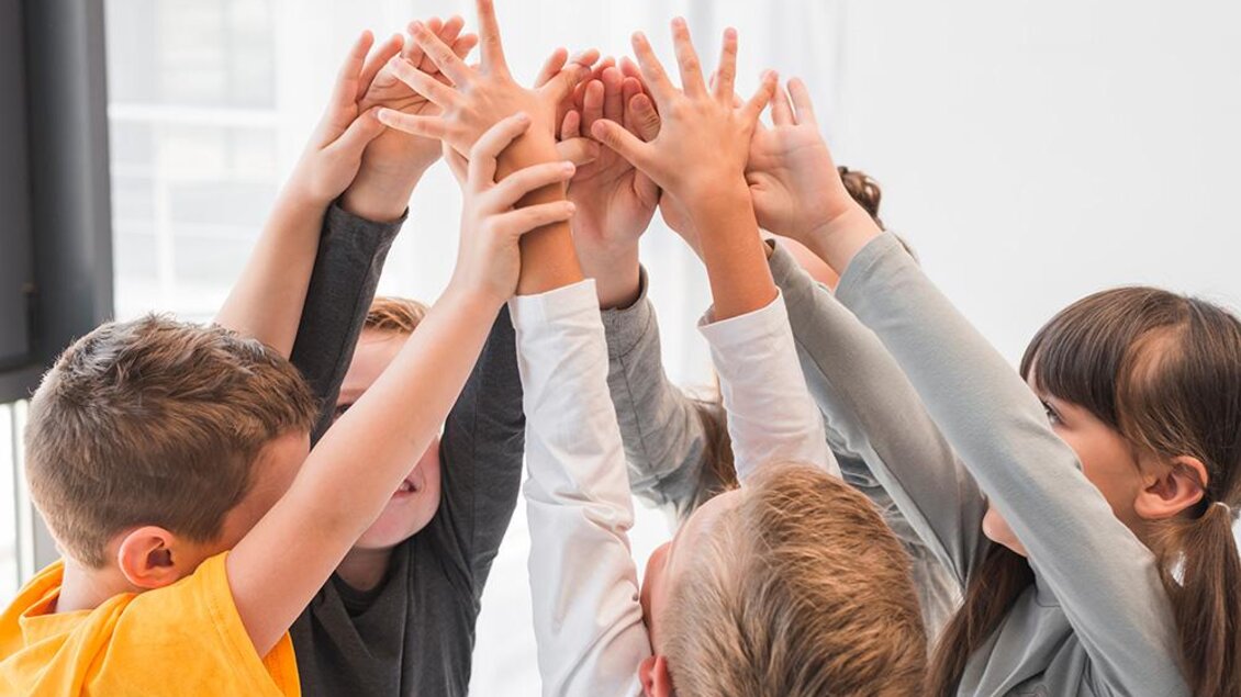 Children With Their Hands Up C Freepik | © Bild: freepik