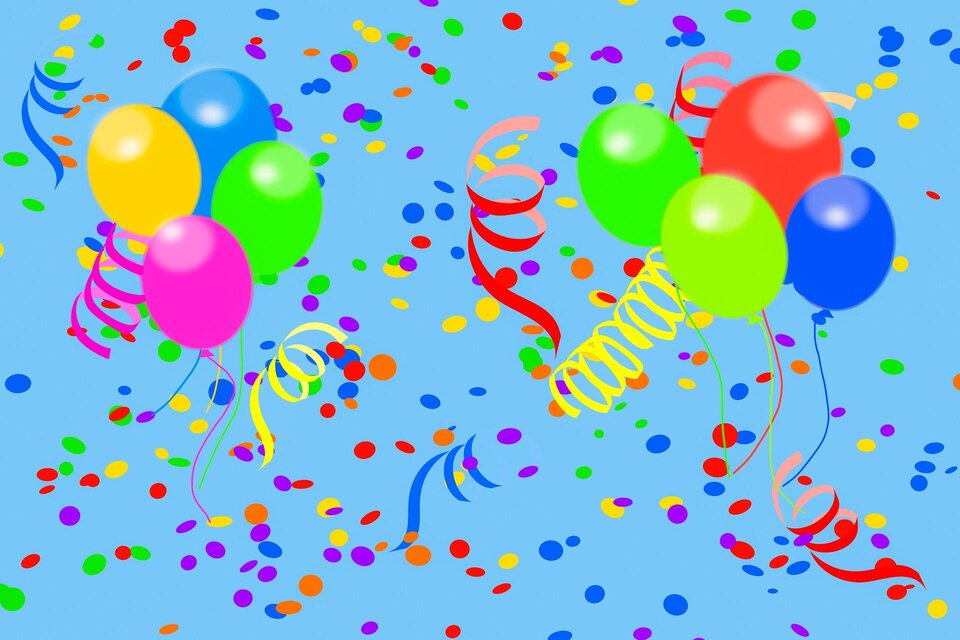 Bunte Luftballons in verschiedenen Farben schweben vor einem blauen Hintergrund. Farbiges Konfetti und Girlanden verstreuen das Bild und verleihen eine fröhliche Stimmung. | © pixabay
