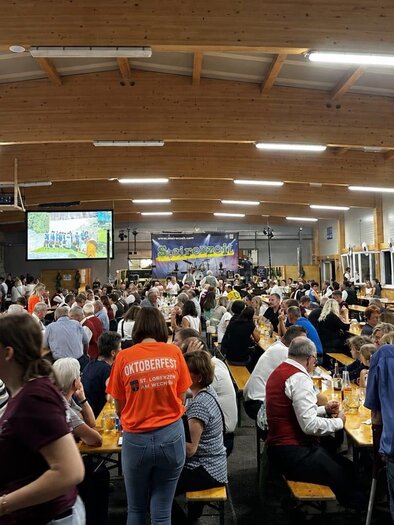 A large crowd is celebrating in a hall with long tables. Many are wearing traditional clothing and there is a festive atmosphere. | © USV St. Lorenzen am Wechsel