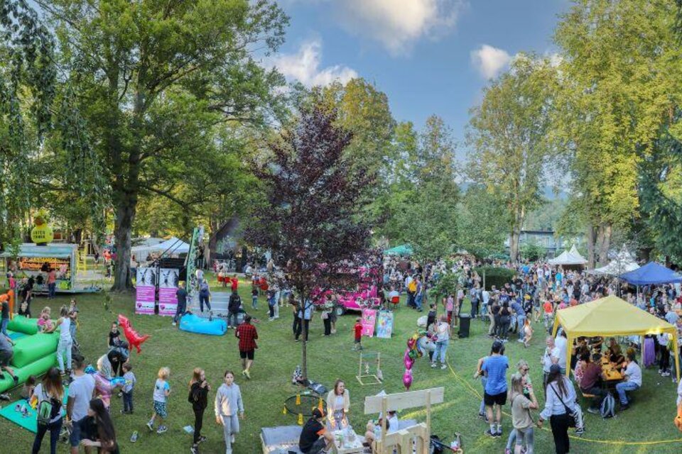 Ein lebhaftes Fest im Park mit vielen Menschen, bunten Ständen und Spielmöglichkeiten. Die Atmosphäre ist fröhlich und einladend. | © Stadtgemeinde Trofaiach
