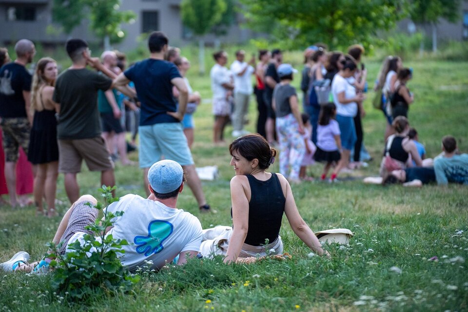 Besucher sitzen und stehen auf einer Wiese beim Stadtteilfest Reininghaus in Graz. | © Peter Hutter