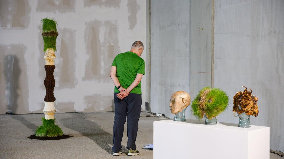 Besucher betrachtet Kunstobjekte in einer Ausstellung im Stadtteil Reininghaus in Graz. | © Zachariadis