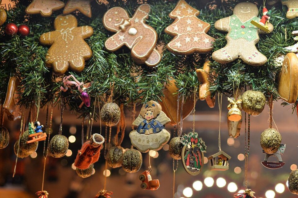 Eine festliche Dekoration mit Lebkuchenfiguren und verschiedenen Weihnachtsornamenten. Die hängenden Dekorationen schaffen eine fröhliche Stimmung. | © Pixabay